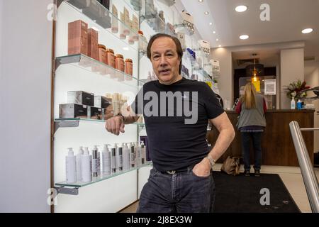 Ozzie Rizzo salon à Mayfair, le premier jour de sa réouverture depuis le début du confinement après avoir été forcé à fermer en raison de la pandémie du coronavirus mettant en vedette: Ozzie Rizzo, propriétaire du salon où: Londres, Royaume-Uni quand: 12 avril 2021 crédit: Phil Lewis/WENN Banque D'Images