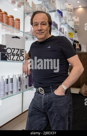 Ozzie Rizzo salon à Mayfair, le premier jour de sa réouverture depuis le début du confinement après avoir été forcé à fermer en raison de la pandémie du coronavirus mettant en vedette: Ozzie Rizzo, propriétaire du salon où: Londres, Royaume-Uni quand: 12 avril 2021 crédit: Phil Lewis/WENN Banque D'Images