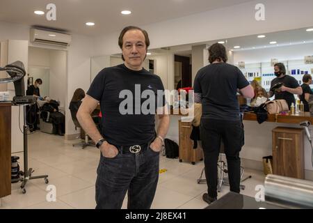 Ozzie Rizzo salon à Mayfair, le premier jour de sa réouverture depuis le début du confinement après avoir été forcé à fermer en raison de la pandémie du coronavirus mettant en vedette: Ozzie Rizzo, propriétaire du salon où: Londres, Royaume-Uni quand: 12 avril 2021 crédit: Phil Lewis/WENN Banque D'Images