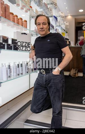 Ozzie Rizzo salon à Mayfair, le premier jour de sa réouverture depuis le début du confinement après avoir été forcé à fermer en raison de la pandémie du coronavirus mettant en vedette: Ozzie Rizzo, propriétaire du salon où: Londres, Royaume-Uni quand: 12 avril 2021 crédit: Phil Lewis/WENN Banque D'Images