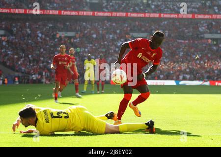 Londres, Royaume-Uni. 14th mai 2022. Sadio Mane de Liverpool (r) et Jorginho de Chelsea en action. Finale de la coupe Emirates FA, Chelsea v Liverpool au stade Wembley à Londres le samedi 14th mai 2022. Cette image ne peut être utilisée qu'à des fins éditoriales. Utilisation éditoriale uniquement, licence requise pour une utilisation commerciale. Aucune utilisation dans les Paris, les jeux ou les publications d'un seul club/ligue/joueur.pic par Andrew Orchard/Andrew Orchard sports Photography/Alamy Live News crédit: Andrew Orchard sports Photography/Alamy Live News Banque D'Images