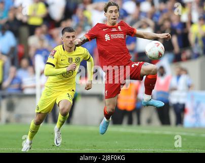 Londres, Royaume-Uni. 14th mai 2022. Mason Mount de Chelsea et Kostas Tsimikas de Liverpool se disputent le ballon lors du match de la coupe Emirates FA au stade Wembley, Londres. Le crédit photo devrait se lire: Paul Terry/Sportimage crédit: Sportimage/Alay Live News Banque D'Images