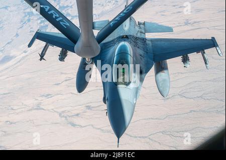 Un faucon de combat F-16 de la Garde nationale aérienne de l'Arizona avec l'escadre 162nd ravitaillements à partir d'un KC-135 Stratotanker de l'escadre de ravitaillement aérien 161st lors d'une sortie locale le 14 mai 2022 au-dessus de l'Arizona. (É.-U. Photo de la garde de la nation aérienne par le sergent d'état-major. James A. Richardson Jr.) Banque D'Images