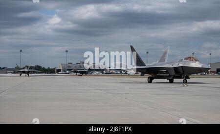 Trois F-22 Raptors de la Force aérienne des États-Unis affectés au 149th Fighter Squadron, la Virginia Air National Guard, arrivent au Air Dominance Center de Savannah, en Géorgie, pendant l'exercice Sentry Savannah 22-1 le 12 mai 2022. Sentry Savannah est le premier exercice contre-aérien de la Garde nationale aérienne, qui comprend 10 unités d’avions de combat de quatrième et cinquième génération, qui teste les capacités des combattants dans un environnement proche-pair simulé et forme la prochaine génération de pilotes de chasse au combat de demain. (É.-U. Photo de la Garde nationale aérienne par Tech. Sgt. Morgan R. Whitehouse) Banque D'Images