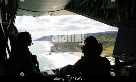 Des aviateurs de l’escadre des opérations spéciales de 353d observent depuis la rampe d’un MC-130J Commando II au cours d’une sortie d’entraînement de bas niveau dans le cadre de l’exercice Teak Net 22 au large de la côte de l’île du Nord de la Nouvelle-Zélande, le 5 mai 2022. Teak Net 22 est la première fois que les forces aériennes américaines et royales de Nouvelle-Zélande peuvent s'entraîner en personne de façon bilatérale depuis le début de la pandémie COVID-19. (É.-U. Photo de la Force aérienne par le capitaine Joshua Thompson) Banque D'Images