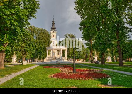 Cathédrale de Bjelovar de Teresa d'Avila vue depuis le parc central Banque D'Images