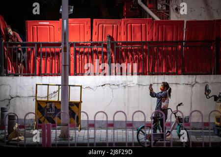 GUANGZHOU, CHINE - 15 MAI 2022 - les citoyens prennent des photos d'une communauté fermée au crépuscule le 15 mai 2022 à Guangzhou, province de Guangdong, Chine. COVID-19 Banque D'Images