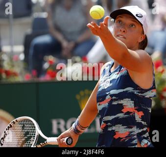 Rome, Italie. 15th mai 2022. IGA Swiatek, de Pologne, sert le ballon lors du match final féminin du tournoi de tennis Open italien entre IGA Swiatek, de Pologne, et ont Jabeur, de Tunisie, à Rome, en Italie, le 15 mai 2022. Credit: STR/Xinhua/Alay Live News Banque D'Images