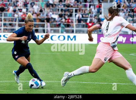 WASHINGTON, DC, USA - 15 MAI 2022: Washington Spirit Forward Trinity Rodman (2) se cache derrière Angel City FC milieu de terrain Vanessa Gilles (4) lors d'un match NWSL entre Washington Spirit et Angel City FC, le 15 mai 2022, à Audi Field, à Washington, CC. (Photo de Tony Quinn-Alay Live News) Banque D'Images