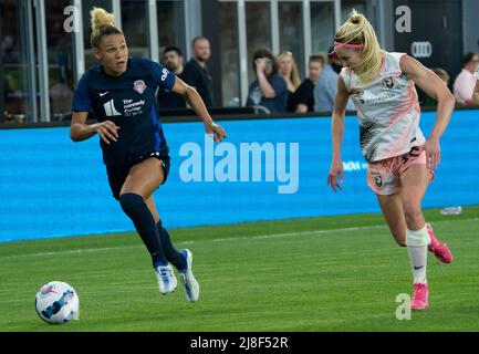 WASHINGTON, DC, USA - 15 MAI 2022: Angel City FC Forward Tyler Lussi (20) ferme sur Washington Spirit Forward Trinity Rodman (2) lors d'un match NWSL entre Washington Spirit et Angel City FC, le 15 mai 2022, à Audi Field, à Washington, CC. (Photo de Tony Quinn-Alay Live News) Banque D'Images