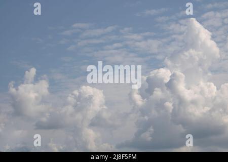 Strates spectaculaires du ciel bleu et nuages de columbus nimbus Banque D'Images