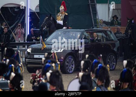 Windsor, Berkshire, Royaume-Uni. 15th mai 2022. Sa Majesté la Reine et son fils Edward, comte de Wessex arrivent pour la soirée. Les foules ont été ravie d'assister à la célébration du Jubilé de platine ce soir en présence de la reine Elizabeth II L'événement théâtral a impliqué 500 chevaux, le groupe des Royal Marines et 1 300 interprètes de partout dans le Commonwealth et le monde. Crédit : Maureen McLean/Alay Live News Banque D'Images