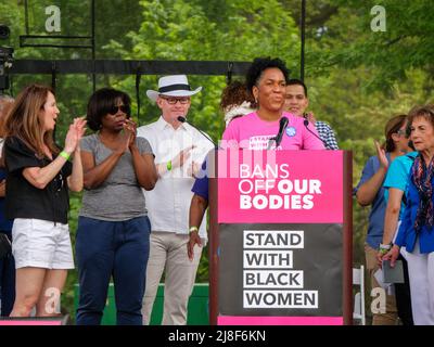 Chicago, Illinois, États-Unis. 14th mai 2022. Le Leiavant-gouverneur de l'Illinois Juliana Stratton s'adresse aujourd'hui à la foule au rassemblement pour la justice en matière d'avortement à Union Park. Don Harmon, président du Sénat de l'Illinois, est en chapeau blanc et Jan Schakowski, membre du Congrès, tout à droite. Banque D'Images