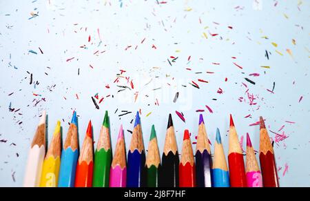 Crayons colorés isolés sur fond blanc avec motif de couleur, œuvres d'art Banque D'Images