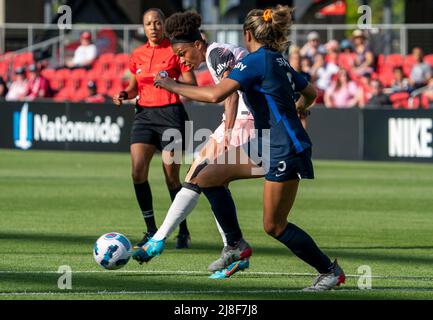 WASHINGTON, DC, USA - 15 MAI 2022: Angel City FC Forward Simone Charley (7) passe loin de Washington Spirit Forward Trinity Rodman (2) lors d'un match NWSL entre Washington Spirit et Angel City FC, le 15 mai 2022, à Audi Field, à Washington, CC. (Photo de Tony Quinn-Alay Live News) Banque D'Images