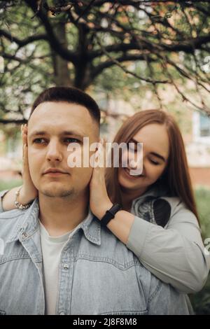 couple aimant marchant dans le parc et la ville ukrainiens Banque D'Images