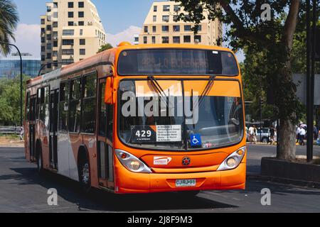 Santiago, Chili - décembre 2021: Un Transantiago, ou Red Metropolitana de Movilidad, bus à Santiago Banque D'Images