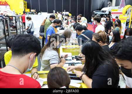 Bangkok, Thaïlande. 15th mai 2022. La Thailand Mobile Expo 2022, le plus grand salon de téléphonie mobile du pays, le 38th fois, a mis en vente des téléphones mobiles attrayants de nombreux distributeurs. Comprenant des promotions sur les téléphones mobiles et les opérateurs mobiles en Thaïlande, l'événement se tiendra du 12 au 15 mai 2022 à BITEC Bangna. (Photo par Edirach Toumlamoon/Pacific Press) crédit: Pacific Press Media production Corp./Alay Live News Banque D'Images