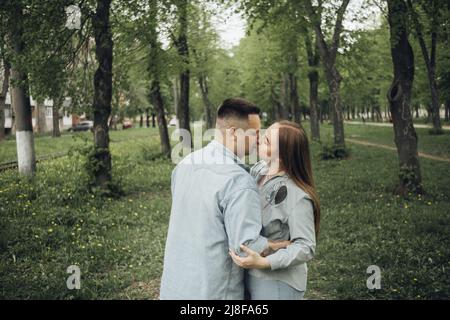 couple aimant marchant dans le parc et la ville ukrainiens Banque D'Images