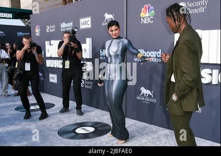 Las Vegas, États-Unis. 15th mai 2022. Kylie Jenner et Travis Scott marchent sur le tapis rouge lors des Billboard Music Awards 2022 au MGM Grand Garden Arena de Las Vegas, Nevada, le 15 mai 2022. (Photo de Scott Kirkland/Sipa USA) crédit: SIPA USA/Alay Live News Banque D'Images