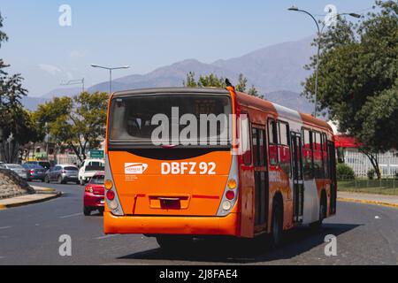 Santiago, Chili - décembre 2021: Un Transantiago, ou Red Metropolitana de Movilidad, bus à Santiago Banque D'Images