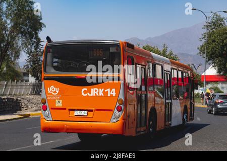 Santiago, Chili - décembre 2021: Un Transantiago, ou Red Metropolitana de Movilidad, bus à Santiago Banque D'Images