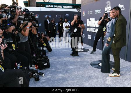 Las Vegas, États-Unis. 15th mai 2022. Kylie Jenner et Travis Scott marchent sur le tapis rouge lors des Billboard Music Awards 2022 au MGM Grand Garden Arena de Las Vegas, Nevada, le 15 mai 2022. (Photo de Scott Kirkland/Sipa USA) crédit: SIPA USA/Alay Live News Banque D'Images