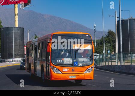 Santiago, Chili - décembre 2021: Un Transantiago, ou Red Metropolitana de Movilidad, bus à Santiago Banque D'Images