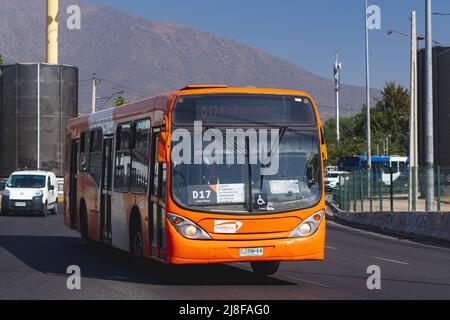 Santiago, Chili - décembre 2021: Un Transantiago, ou Red Metropolitana de Movilidad, bus à Santiago Banque D'Images