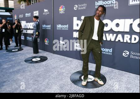 Las Vegas, États-Unis. 15th mai 2022. Kylie Jenner et Travis Scott marchent sur le tapis rouge lors des Billboard Music Awards 2022 au MGM Grand Garden Arena de Las Vegas, Nevada, le 15 mai 2022. (Photo de Scott Kirkland/Sipa USA) crédit: SIPA USA/Alay Live News Banque D'Images