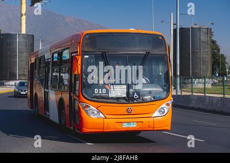 Santiago, Chili - décembre 2021: Un Transantiago, ou Red Metropolitana de Movilidad, bus à Santiago Banque D'Images