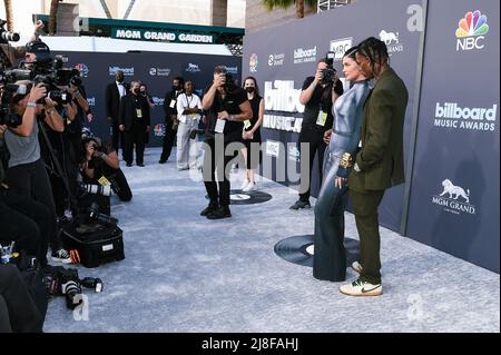 Las Vegas, États-Unis. 15th mai 2022. Kylie Jenner et Travis Scott marchent sur le tapis rouge lors des Billboard Music Awards 2022 au MGM Grand Garden Arena de Las Vegas, Nevada, le 15 mai 2022. (Photo de Scott Kirkland/Sipa USA) crédit: SIPA USA/Alay Live News Banque D'Images