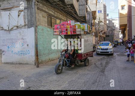 Gaza, Palestine. 15th mai 2022. Un réfugié palestinien passe un tricycle (tuk tuk) au camp de Jabalia à l'occasion du 74th anniversaire de la Journée Nakba dans le nord de la bande de Gaza. C'est la date officielle de la fondation de l'État d'Israël, qui a conduit plus de 760 000 Palestiniens à l'exil ou à l'expulsion de leurs foyers. Crédit : SOPA Images Limited/Alamy Live News Banque D'Images