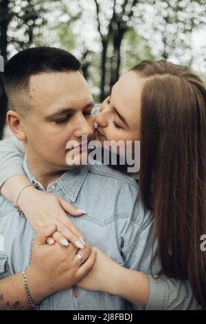 couple aimant marchant dans le parc et la ville ukrainiens Banque D'Images