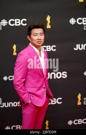 L'hôte Simu Liu porte un costume fuchsia audacieux sur le tapis rouge aux Juno Awards 2022 à Toronto, AU CANADA Banque D'Images