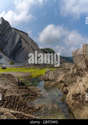 Vue verticale des formations rocheuses et des falaises de Flysch avec bassins de marée sur la côte basque près de Zumaia Banque D'Images