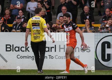 Jake Mamo #4 de Castleford Tigers perd son tempérament avec l'un des entraîneurs de Castleford Banque D'Images