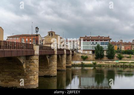 Miranda de Ebro, Espagne - 3 mai 2022 : vue sur le pont en pierre de l'Ebro et le centre-ville historique de Miranda de Ebro Banque D'Images