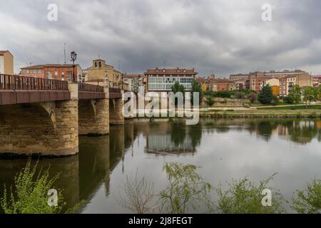 Miranda de Ebro, Espagne - 3 mai 2022 : vue sur le pont en pierre de l'Ebro et le centre-ville historique de Miranda de Ebro Banque D'Images