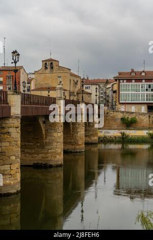 Miranda de Ebro, Espagne - 3 mai 2022 : vue verticale du pont en pierre de l'Ebro et du centre-ville historique de Miranda de Ebro Banque D'Images