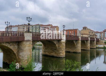 Miranda de Ebro, Espagne - 3 mai 2022 : vue sur le pont en pierre de l'Ebro et le centre-ville historique de Miranda de Ebro Banque D'Images