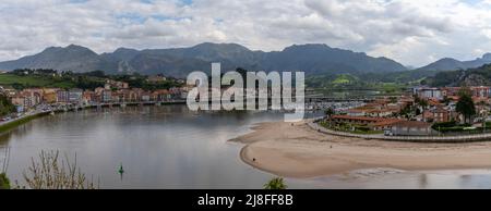 Rbadesella, Espagne - 24 avril 2022 : vue panoramique de Ribadesella et de l'estuaire de la Sella sur la côte nord de l'Espagne dans les Asturies Banque D'Images