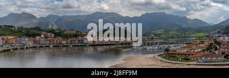 Rbadesella, Espagne - 24 avril 2022 : vue panoramique de Ribadesella et de l'estuaire de la Sella sur la côte nord de l'Espagne dans les Asturies Banque D'Images