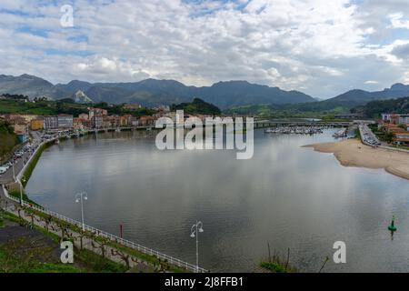 Rbadesella, Espagne - 24 avril 2022 : vue sur Ribadesella et l'estuaire de la rivière Sella, sur la côte nord de l'Espagne, dans les Asturies Banque D'Images