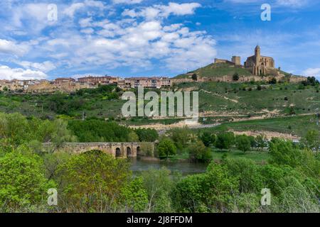 San Vicente de la Sonsierra, Espagne - 26 avril 2022 : vue sur le village et le château de San Vicente de la Sonsierra à la Rioja Banque D'Images