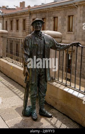 Vitoria-Gasteiz, Espagne - 29 avril 2022 : statue d'un homme basque typique avec béret et canne sur la place Plaza del machete dans le centre-ville de Vitoria-Gastei Banque D'Images