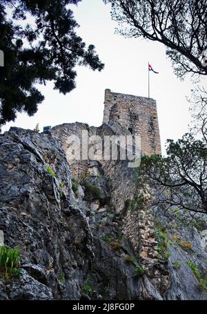 Forteresse médiévale au sommet de la colline Banque D'Images