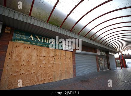 Photo du dossier datée du 19/12/20 de boutiques à bord dans un quartier vide du centre-ville de Rotherham. Les entreprises qui font face à des factures de tarifs d'affaires lourds sont fixées pour une confrontation judiciaire sur la décision du gouvernement des priver de leur droit d'interjeter appel de leurs impôts fonciers dans une série de cas majeurs cette semaine. Date de publication : lundi 16 mai 2022. Banque D'Images