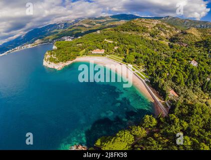 Queen's Beach à Milocer, au Monténégro. Vue aérienne sur les vagues de la mer et fantastique côte des Rocheuses, Monténégro Banque D'Images