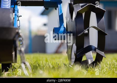 Gros plan de la roue métallique du semoir pour l'agriculture. Photo de haute qualité Banque D'Images